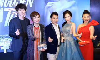 Đạo diễn "Lời nguyền gia tộc" thả tim cùng dàn diễn viên và nhà sản xuất tại lễ ra mắt ở Hà Nội