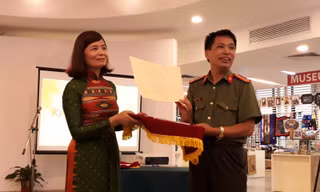 Nhà văn Đặng Vương Hưng trao kỷ vật chiến tranh cho Bảo tàng Phụ nữ