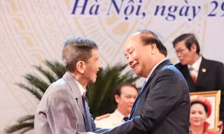 Khoảnh khắc đẹp của NSND Trần Hạnh với Thủ tướng Nguyễn Xuân Phúc