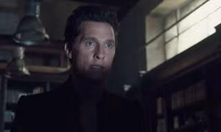Matthew McConaughey trong vai phù thuỷ áo đen
