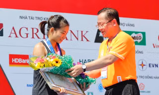 Nhà báo Lê Xuân Sơn - Tổng Biên tập báo Tiền Phong, Trưởng Ban Tổ chức Tiền Phong Marathon năm 2020, trao giải cho nhà vô địch 5km nữ tuyển Nguyễn Thị Oanh.