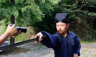 'Thánh sống Võ Đang' tung chưởng làm đứt đôi tờ giấy