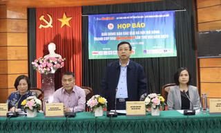 Ban tổ chức họp báo công bố giải đấu.