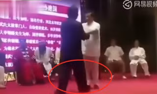 Võ sư truyền điện Trung Quốc bất ngờ ‘tắt điện’ trên võ đài