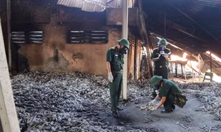 Cán bộ Viện Hóa học Môi trường quân sự lấy mẫu tại hiện trường vụ cháy. 