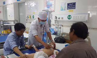 Bệnh nhi được cấp cứu và điều trị tại Bệnh viện Nhi đồng TP. Cần Thơ