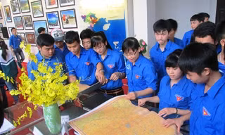 Thanh niên xem các bản đồ khẳng định rõ ràng chủ quyền của Việt Nam đối với Hoàng Sa và Trường Sa. Ảnh: Mic.gov.vn​.