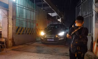 Xe cơ quan công an trong buổi khám nhà ông Nguyễn Hữu Tín