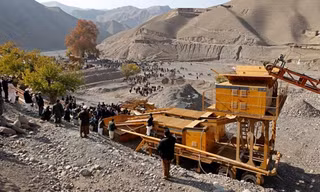 Hoạt động tại một mỏ vàng ở tỉnh Takhar, Afghanistan. Ảnh: Reuters. 
