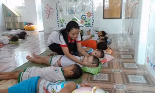 Hè đến, các phụ huynh gặp khó khi không có nơi trông giữ các bé.