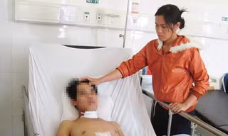 Chị Hoàng Thị Nga chăm sóc cho anh Định