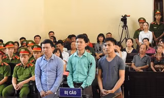 Bác sỹ Hoàng Công Lương (giữa) cùng 2 bị cáo tại phiên tòa bị hoãn ngày 7/5. 