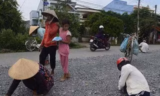 Chiều 12-12, nhiều người vẫn lọ mọ tìm nhặt “vàng”
