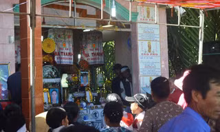 Người dân thắp nhang cho các nạn nhân.