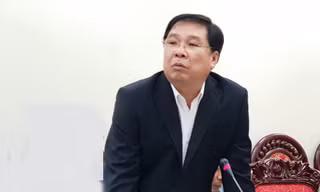 Ông Đinh Trung Cẩn, tổng giám đốc Trung tâm Bảo vệ quyền tác giả âm nhạc Việt Nam, cho biết, ca sĩ hát một bài kiếm 300 - 500 triệu mà khi tác giả đòi tiền tác quyền thì chửi um sùm. 