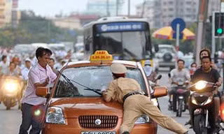Lái xe taxi lao thẳng vào cán bộ công an (Ảnh minh họa)
