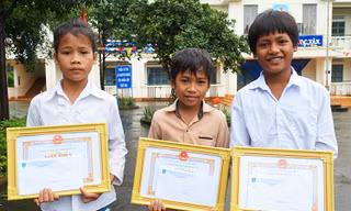 Túy (từ trái), Khang và Thứ nhận bằng khen sáng 7/9. Ảnh: Trần Hóa. 