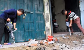 Máy khoan xuống phố đòi lại vỉa hè ở Thủ đô