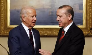 Phó Tổng thống Mỹ Joe Biden (trái) và Tổng thống Thổ Nhĩ Kỳ Erdogan tại cung điện Beylerbeyi, Istanbul, Thổ Nhĩ Kỳ năm 2014. Ảnh: Reuters