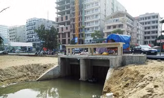 Cống nước thải ở phường Trung Sơn, TP Sầm Sơn vẫn chảy tràn ra bãi tắm C bốc mùi hôi thối nồng nặc 