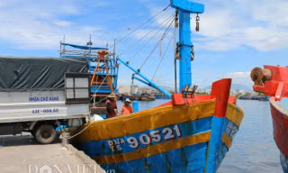 Tàu ĐNa 90521 tiếp nguyên nhiên liệu chuẩn bị ra khơi dù chuyến biển mới nhất đã bị lỗ. (ảnh Đình Thiên).
