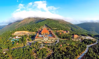 Chùa Ba Vàng nổi tiếng vì điều gì?