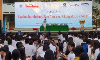 Toạ đàm "Bạo lực học đường, dâm ô trẻ em' đang diễn ra tại Trường ĐH Nguyễn Tất Thành, TPHCM