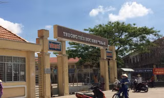 Trường tiểu học Bình Chánh (huyện Bến Lức, Long An) - nơi xảy ra sự việc cô giáo quỳ trước phụ huynh. 