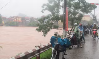 Sông Kỳ Cùng dâng cao, uy hiếp cuộc sống người dân 