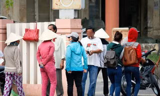 Trước cổng ga Sài Gòn thờiđiểm này lúcnào cũng có hàng chục cò vétàu đứng "chào hàng"