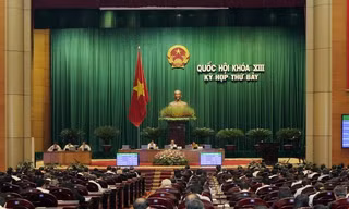 Quốc hội biểu quyết thông qua Nghị quyết về cân đối ngân sách trung ương và ngân sách địa phương năm 2013. (Ảnh: Lâm Khánh/TTXVN) 