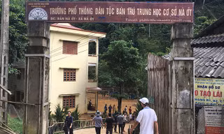 Hối hả dọn bùn chuẩn bị năm học mới