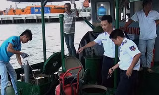 Lực lượng chức năng Vùng CSB 3 kiểm tra hàng hóa trên tàu Thành Trung 01. Ảnh canhsatbien.vn