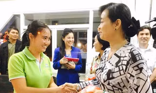 Bà Nguyễn Thị Quyết Tâm- Chủ tịch HĐND TPHCM chia sẻ với các công nhân và trao bao lì xì cho công nhân đang làm việc tại VWS.