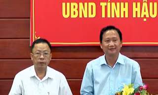 Ông Trịnh Xuân Thanh (bìa phải) nhận hoa chúc mừng được bầu làm Phó chủ tịch UBND tỉnh Hậu Giang. Ảnh: Báo Hậu Giang.