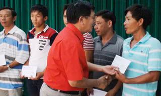Ông Phan Như Nghĩa trao số tiền ủng hộ cho các ngư dân.