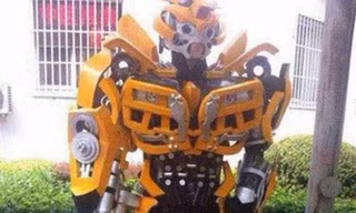 Mặc đồ Transformer, xin 2 USD để …trở về hành tinh cũ