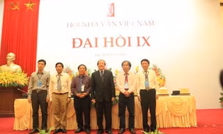Ban chấp hành Hội Nhà văn Việt Nam khóa IX ra mắt tại Đại hội. 