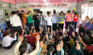Buổi sinh hoạt của những người tham gia "Hội thánh Đức Chúa Trời". 