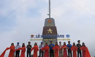 Các đại biểu cắt băng khánh thành Cột cờ Tổ Quốc đảo Hòn La.