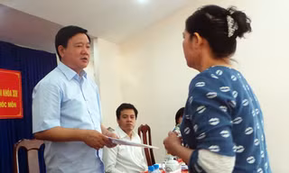 Cử Tri Nguyễn Thị Nhạn gửi đơn phản ánh trực tiếp đến Bí thư Thành ủy Đinh La Thăng. Ảnh: Thiên Ngôn