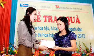 Người đẹp Nguyễn Thị Hà trao quà cho trẻ em tại huyện Thọ Xuân