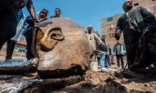 Phần đầu của bức tượng pharaoh Ramses II