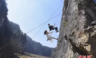 Cặp đôi liều mình vách núi nằm bên bờ sông Tương Giang.