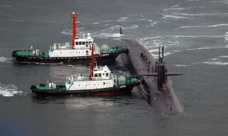 Tàu ngầm hạt nhân USS Michigan của Mỹ vào cảng Busan của Hàn Quốc hôm 25/4. Triều Tiên ngày 25/4 tổ chức một cuộc diễn tập pháo binh lớn mừng ngày thành lập quân đội trong khi Hàn Quốc và Mỹ tiến hành tập trận hải quân khiến căng thẳng khu vực tăng cao. 