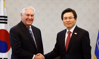 Ngoại trưởng Mỹ Rex Tillerson bắt tay quyền Tổng thống Hàn Quốc Hwang Kyo-ahn hôm 17/3 tại Seoul.