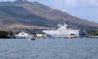 Hai tàu Hải quân Pháp tại cảng của Căn cứ Hài quân Guam.