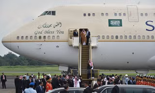 Quốc vương Ả-rập Saudi Salman bin Abdulaziz al-Saud bước xuống chiếc máy bay dát vàng, đặt chân đến Indonesia.