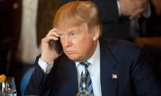 Ông Trump sẽ buộc phải từ bỏ chiếc điện thoại chạy hệ điều hành Android của mình trước khi nhậm chức Tổng thống Mỹ
