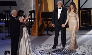 Tổng thống mới đắc cử Mỹ Donald Trump cùng phu nhân Melania bước ra sân khấu dạ tiệc